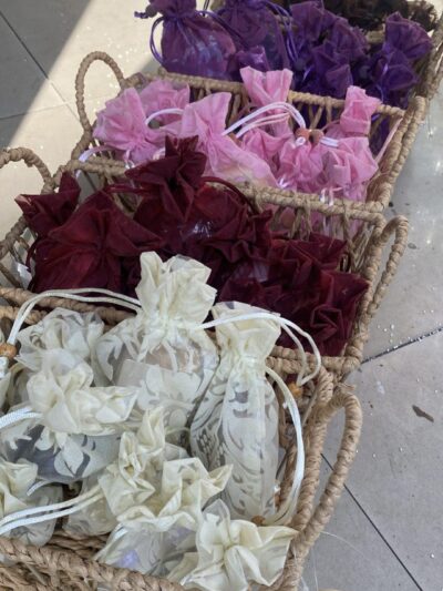 img_8310 שקיות אורגנזה עם ספירלה קטיפה - 50 יחידות במארז