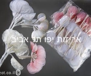 products-IMG_7857-copy פרחי דרז'ה: צרור פרחים מלאכותיים עם עלי כותרת ורודים ולבנים עדינים, מוצגים הן בתפזורת והן באריזה פלסטית. הרקע אפור ומעליו טקסט לבן בעברית.