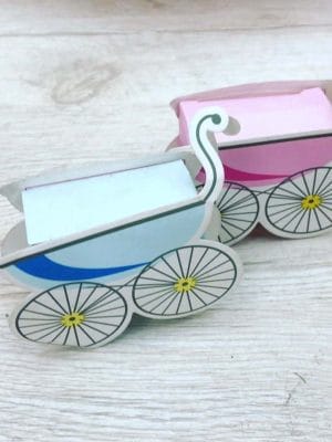 b3acd63a2e67b0e13791d255ee08447e אביזר עיצוב לברית מילה בצורת עגלה