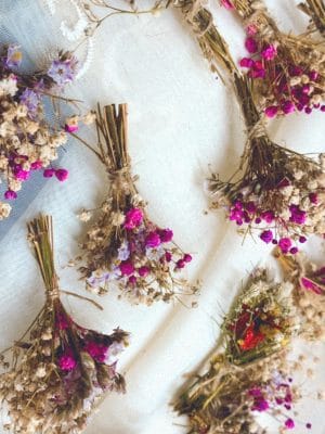 דוגמאות לזרי פרחים מיובשים קטנים דקורטיביים מהממים דוגמאות לזרי פרחים מיובשים קטנים ודקורטיביים מהממים