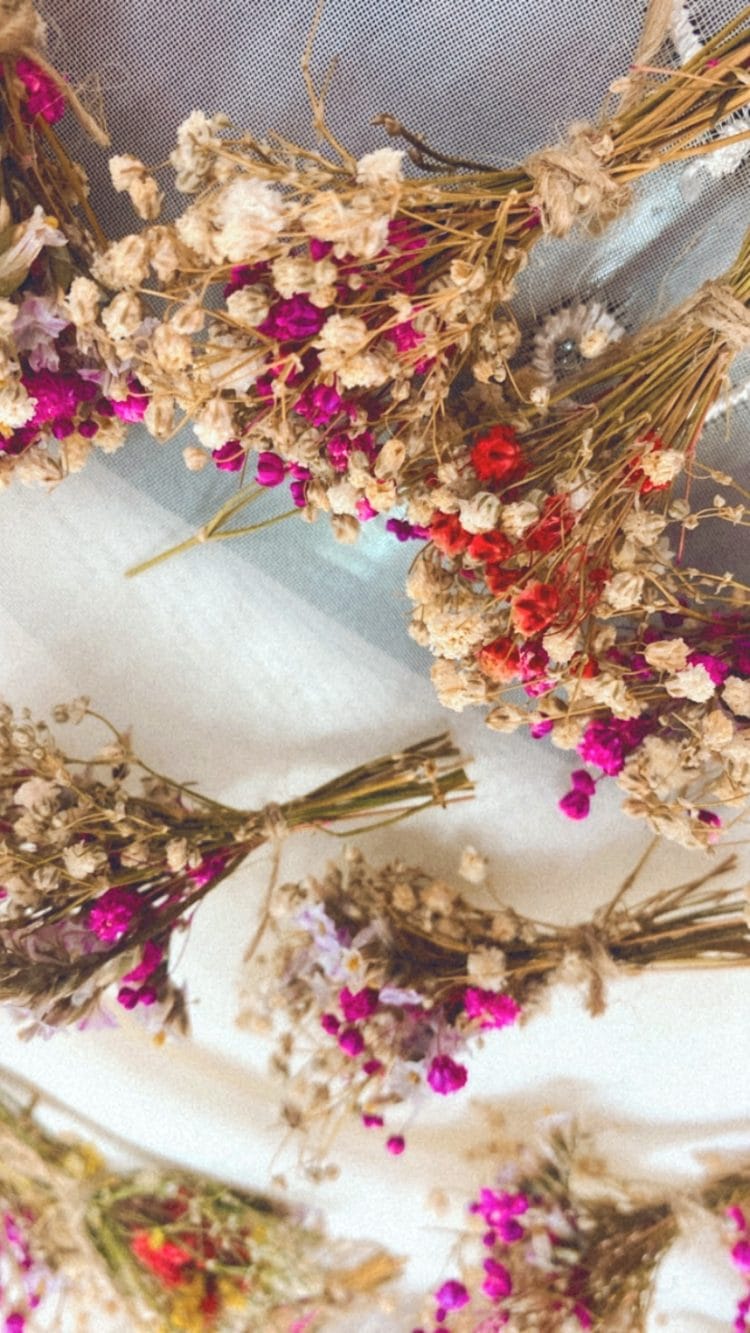 דוגמאות לזרי פרחים מיובשים קטנים דקורטיביים מהממים דוגמאות לזרי פרחים מיובשים קטנים ודקורטיביים מהממים