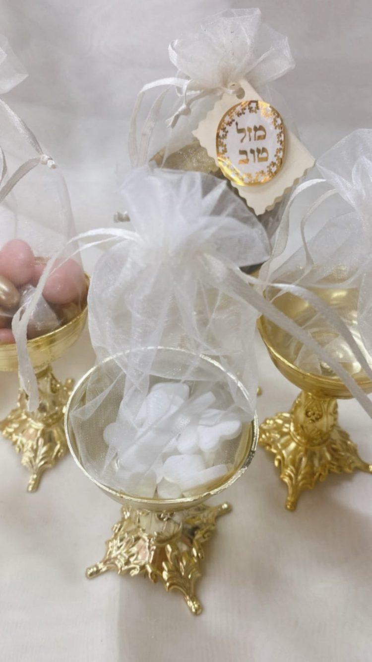 eid497032054684495cameraposition1-8 כוס שמפניה מוזהבת מפלסטיק עם שקית אורגנזה למילוי סוכריות